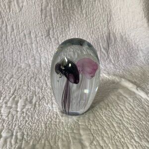 Paperweight with jellyfish one black one pink polished bottom‎ glow in the dark